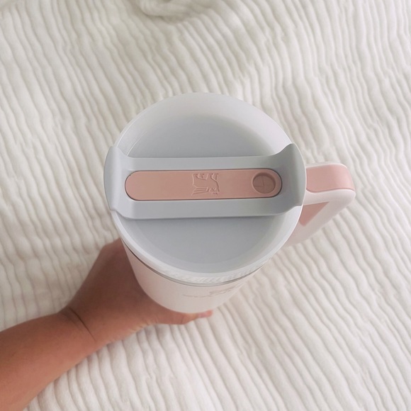 SOLD Stanley 2.0 40 oz pink quarts - Picture 3 of 4